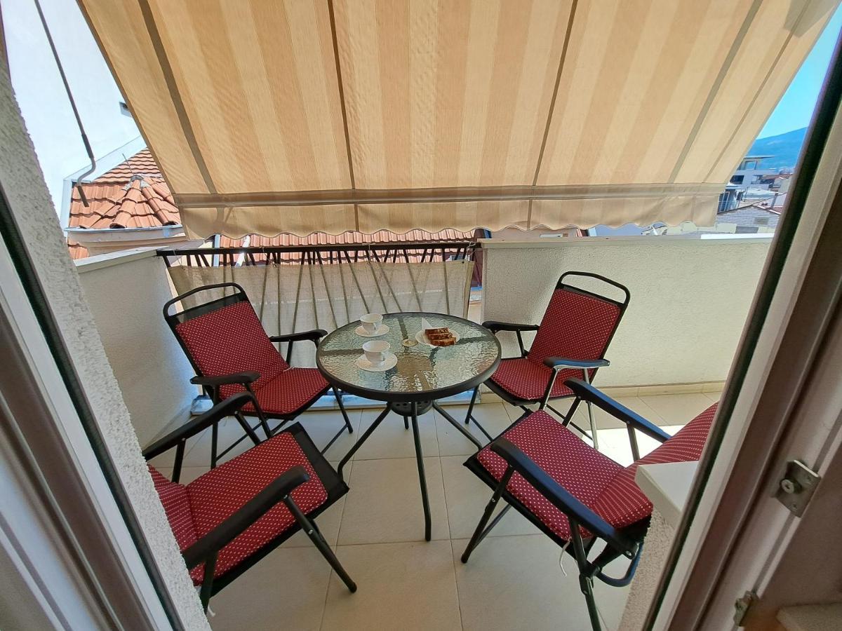 Bright Top Floor Apartment With Free Parking Skopje Exterior photo