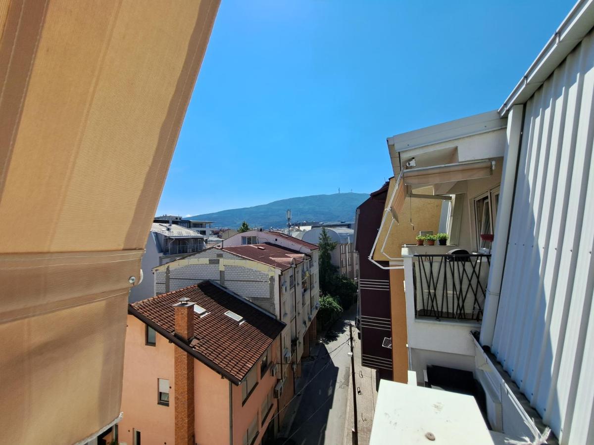 Bright Top Floor Apartment With Free Parking Skopje Exterior photo