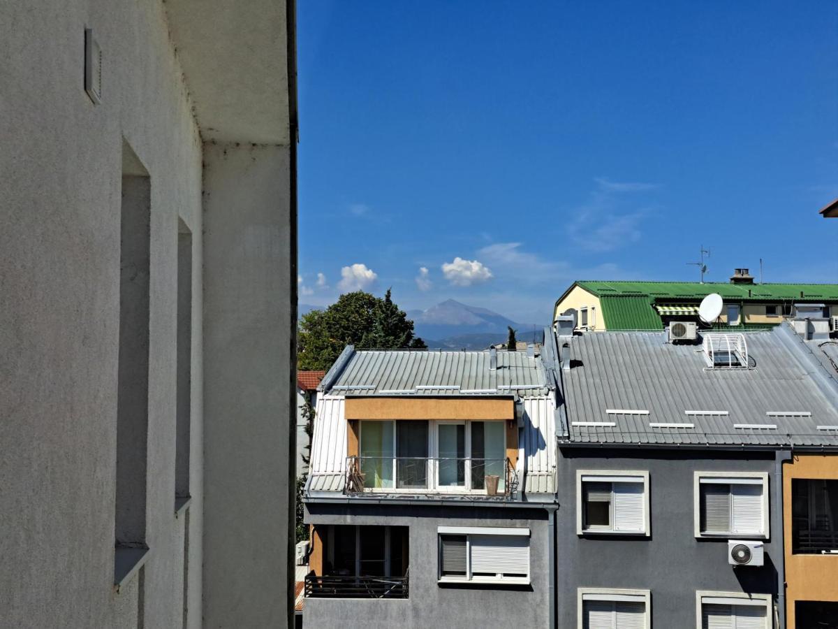 Bright Top Floor Apartment With Free Parking Skopje Exterior photo