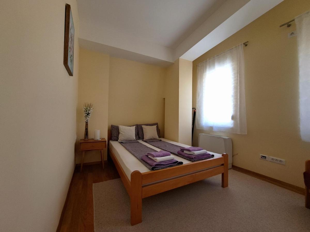 Bright Top Floor Apartment With Free Parking Skopje Exterior photo