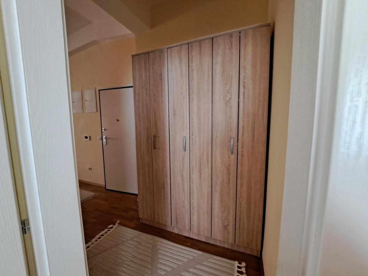 Bright Top Floor Apartment With Free Parking Skopje Exterior photo