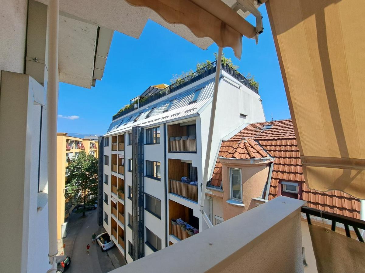Bright Top Floor Apartment With Free Parking Skopje Exterior photo