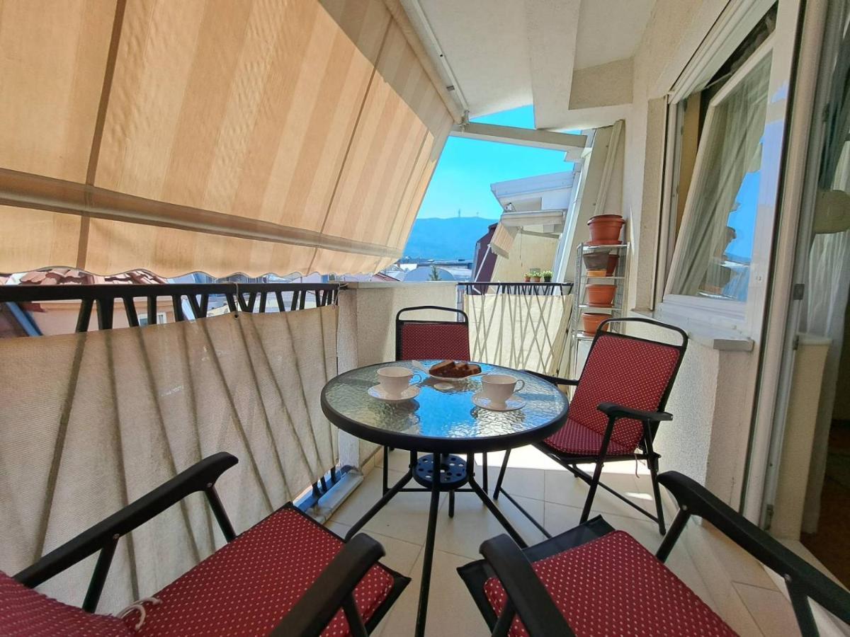 Bright Top Floor Apartment With Free Parking Skopje Exterior photo