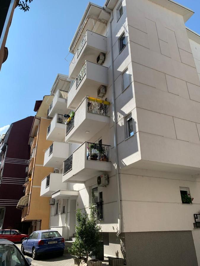 Bright Top Floor Apartment With Free Parking Skopje Exterior photo