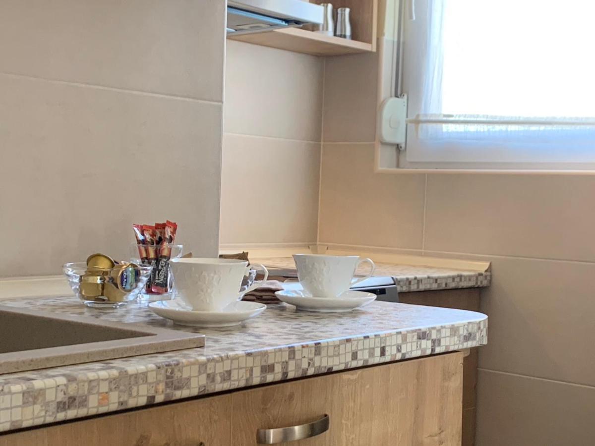 Bright Top Floor Apartment With Free Parking Skopje Exterior photo