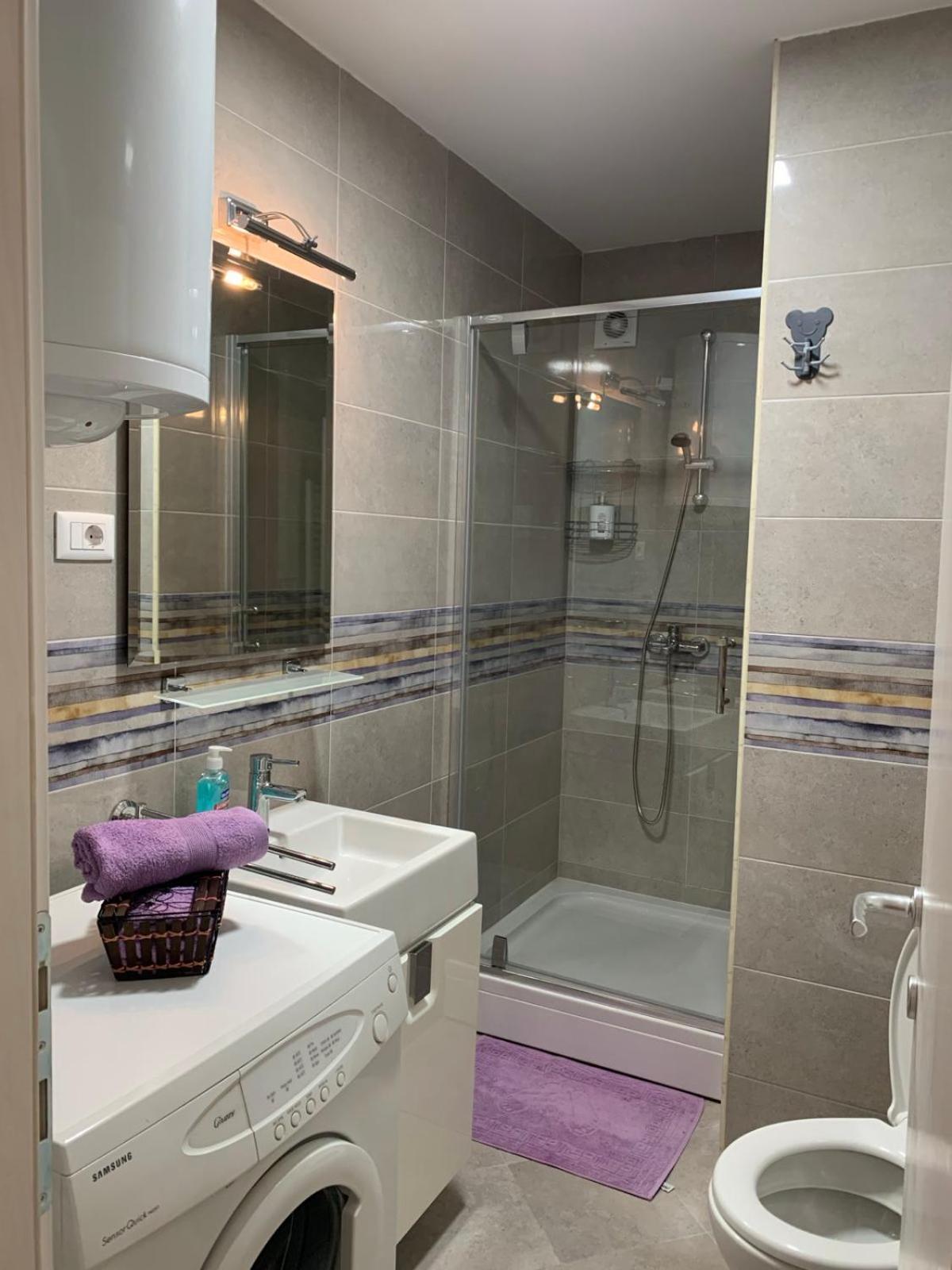 Bright Top Floor Apartment With Free Parking Skopje Exterior photo