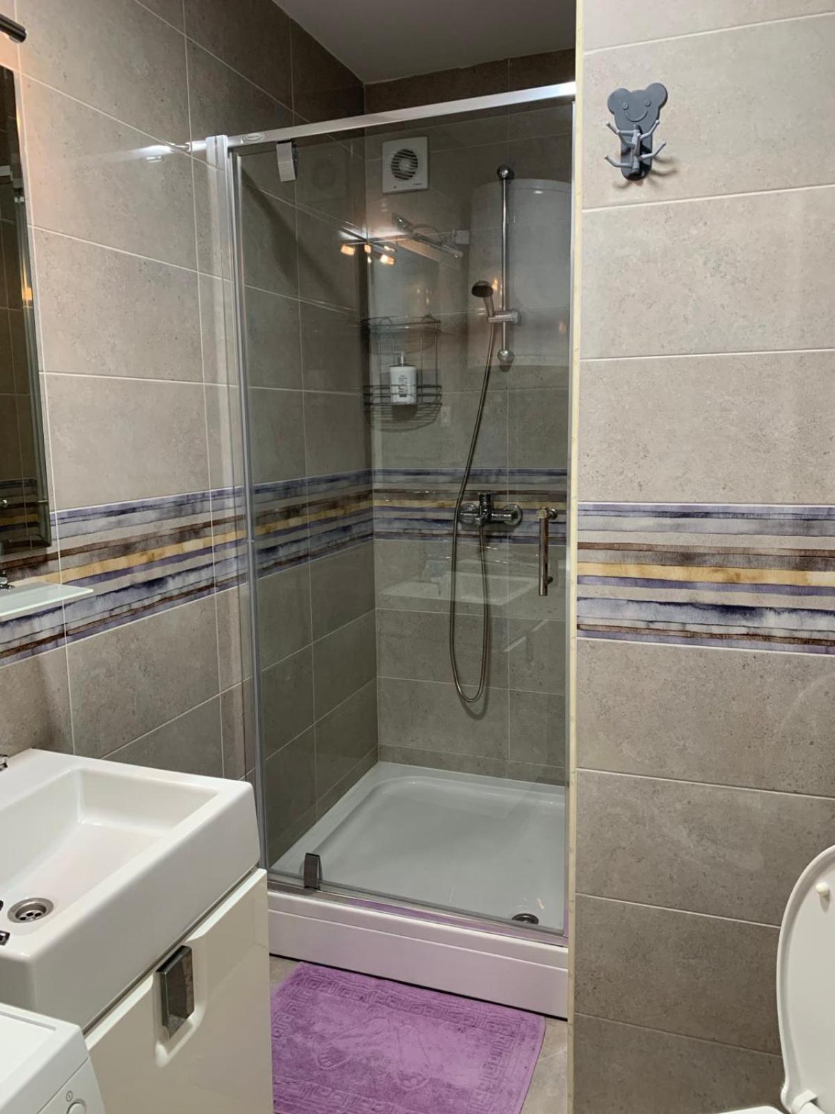 Bright Top Floor Apartment With Free Parking Skopje Exterior photo